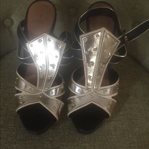 Stunning gold gladiator sandals!